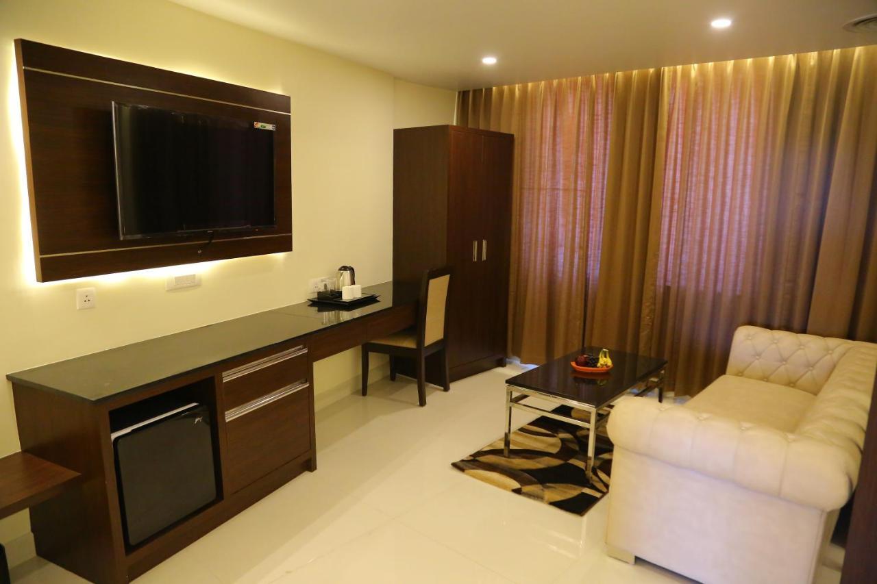 Vsr Grand Hotel Madanapalle Luaran gambar