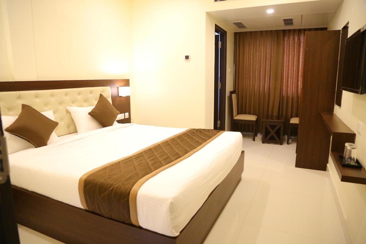 Vsr Grand Hotel Madanapalle Luaran gambar